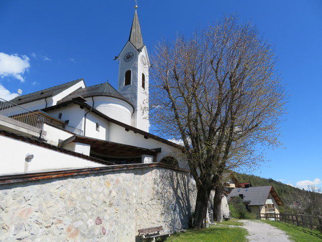Noch in den letzten Kriegsmonaten 1945 wurde die dem Heiligen Nikolaus geweihte Kirche durch Bombentreffer schwer beschädigt und es dauerte bis 1964 bis die Erneuerung abgeschlossen war