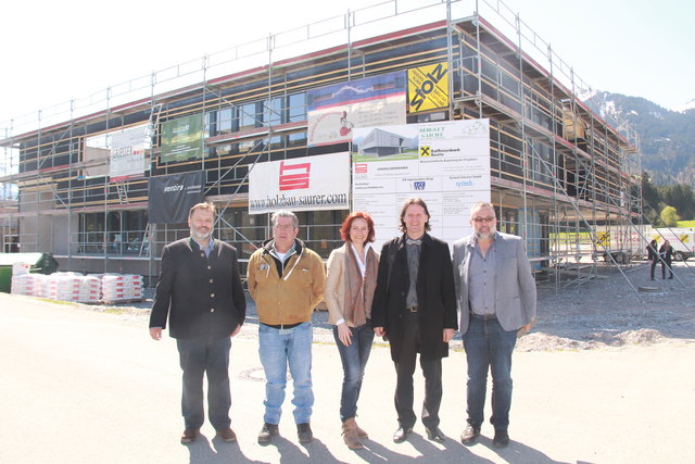 Sie blicken steigenden Energiekosten gelassen entgegen. Manfred Saurer, Hendrik Wentzler, Evelyn Deutsch-Grasl, Timo Leukefeld und Manfred Saurer.