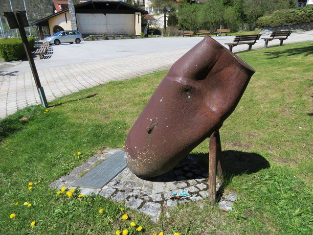 "Den Frieden erhalten heißt, die Schrecken des Krieges kennen" heißt es bei diesem Relikt aus furchtbaren Zeiten. An nur sechs Tagen im März und April 1945 wurde Reith von 300 Bomben getroffen, mit denen die Alliierten eigentlich die Mittenwaldbahnstrecke