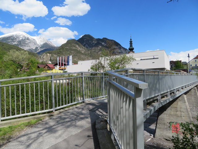 Mit der Überquerung dieses Fußgängerstegs über den Schlossbach schließt sich der Kreis