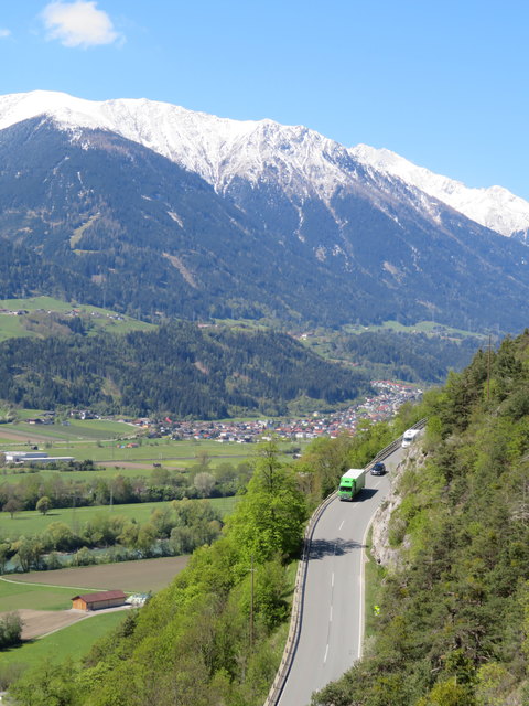 Die Zirler- Berg-Strasse ist bekannt für ihre extreme Steigung bzw. ihr starkes Gefälle. Selbst hoch über der Fahrbahn kann man die überstrapazierten Bremsen der talwärts fahrenden Autos und Lastwagen riechen