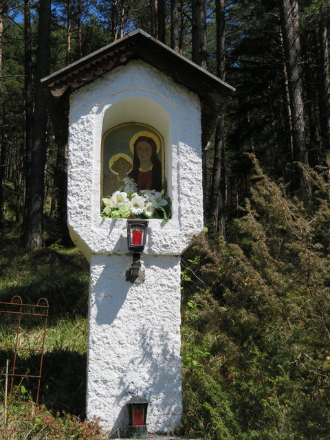 Schon seit jeher wird an dieser Stelle die Gemeindegrenze zwischen Zirl und Leithen von einem Marienbildstock gekennzeichnet. Allerdings wurde die ursprüngliche geschnitzte Madonna 1972 gestohlen und seither zeigt sich dieses gemalte Bildnis als schöner u
