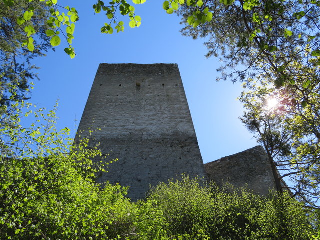 Viel ist von der einstigen Burg Fragenstein seit ihrer Zerstörung im Zuge des Spanischen Erbfolgekrieges 1703 nicht erhalten. Der Bergfried aber ragt dank aufwendiger Restaurierungsarbeiten immer noch imposant zum Himmel empor