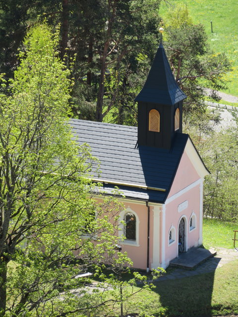 Diese St.Magnuskapelle in Leithen wurde 1980 auf einer kleinen Anhöhe errichtet. Und zwar als exaktes Ebenbild des ursprünglichen Baus, der direkt an der Straße gestanden hatte und wegen seines fortgeschrittenen Verfalls abgetragen worden war