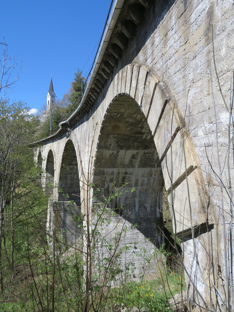 Ein letzter Blick vorbei an der Straßenbrücke auf die Pfarrkirche von Reith