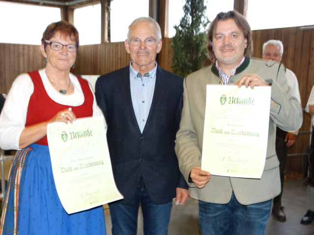 Bgm. Fritz Loidl mit den Geehrten Gerti Straßbauer und Peter Loidl (v.l.n.r.)