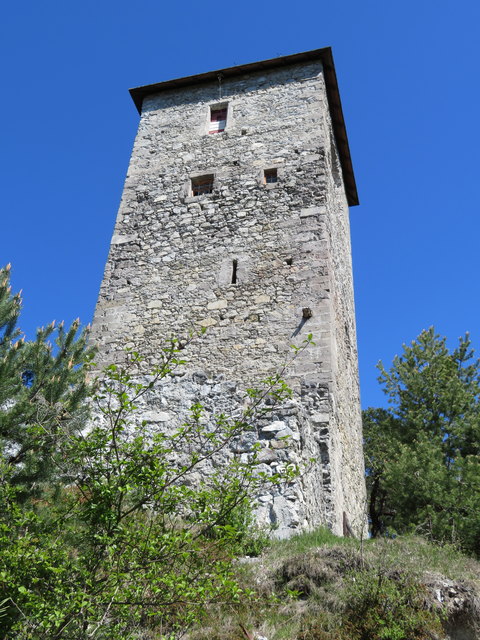 Etwas höher als der Bergfried steht der dreißig Meter hohe "Weinecker-Turm", der einst als Vorwerk eine Kuppe oberhalb der Burg befestigte, um Angriffe von dort aus zu verhindern