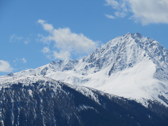Gezoomter Blick über das Inntal auf die schneebedeckten Gipfel von Rangger Köpfl (1939m) und Roßkogel (2646m)