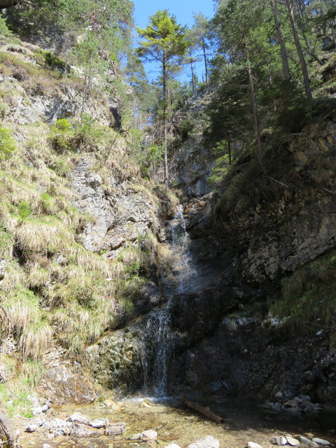 Unterhalb dieses malerischen kleinen Wasserfalls überquert der Steig den Gurglbach