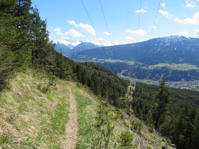 Auf dem Riedsteig geht es mit herrlicher Aussicht talwärts
