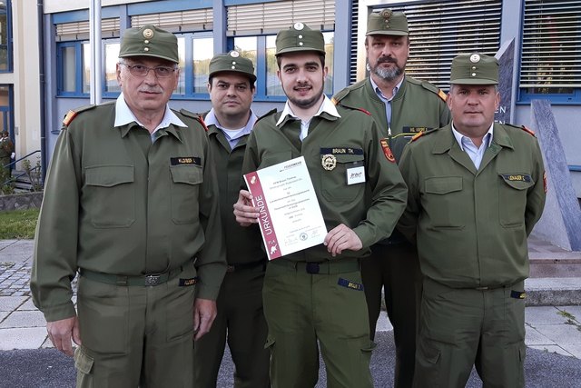 Das Bezirksfeuerwehrkommando Jennersdorf mit Kommandant Günther Pock (links) an der Spitze gratulierte Thomas Braun (Mitte).