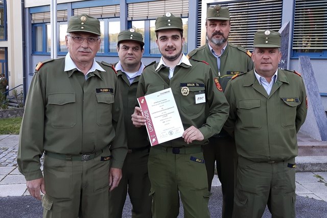 Das Bezirksfeuerwehrkommando Jennersdorf mit Kommandant Günther Pock (links) an der Spitze gratulierte Thomas Braun (Mitte). | Foto: Jochen Illigasch