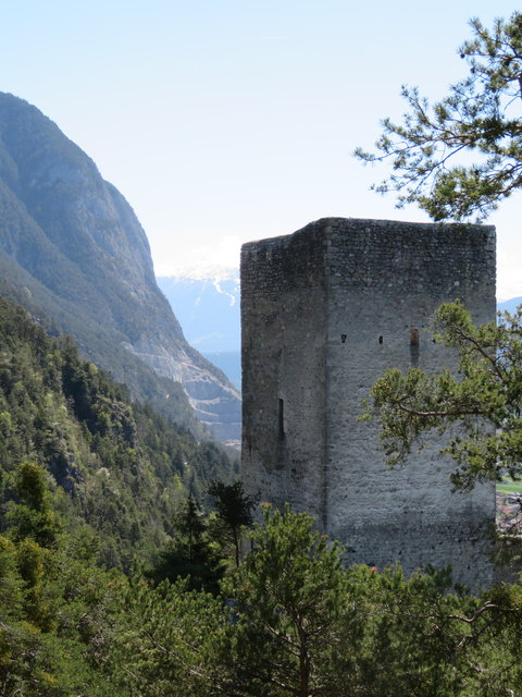 Vom Weinecker Turm aus kann man links hinter dem Bergfried den Steinbruch vor der steil abfallenden Martinswand erkennen