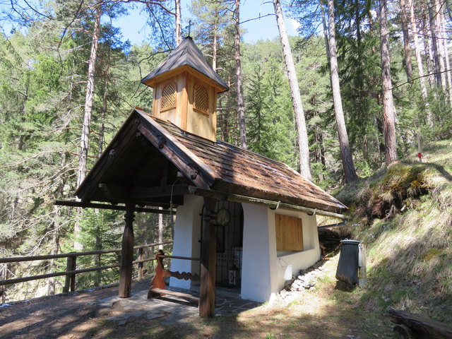 Direkt am Steig zur "Höll" steht dieser schmucke kleine Bau, der den kuriosen Namen "Frau Häusl Kapelle" trägt. Angeblich gelobten die Brüder Martin und Josef Seelos im Jahr 1809 an dieser Stelle eine Kapelle zu errichten, wenn sie der Aushebung durch das