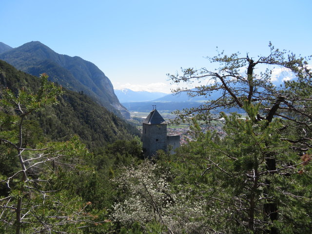 Als Fragenstein noch keine Ruine sondern eine Burg war und manchmal auch Weineck genannt wurde, befand sich hier einer der Stützpunkte von Herzog Siegmund dem Münzreichen und später Kaiser Maximilian für deren ausgedehnte Gämsenjagdzüge im Karwendel