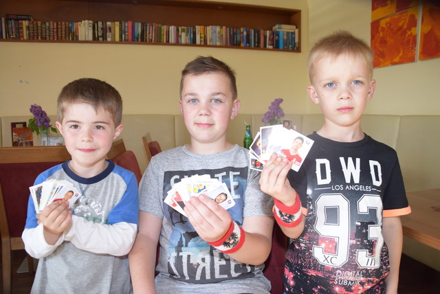 Auch Tim, Tobias und Nico (von links) tauschten viele Fußballer-Klebebilder.