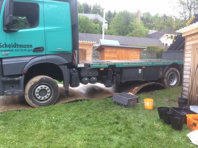Die Schwerlaststraße auf dem Strandbad-Gelände wellte sich auf und drückte das Ablassventil des LKW-Hydraulikbehälters auf | Foto: FF Töschling