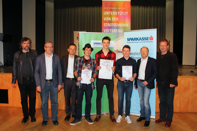 Die Sieger des Bandwettbewerbs mit Bgm. Ernst Meixner, den Sparkassen-Direktoren und Musikschul-Vertretern | Foto: Cescutti