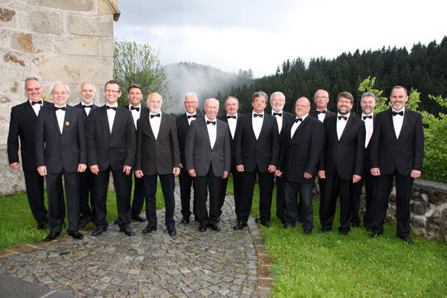 Der Sängerbund begeistert das Publikum mit beschwingten und klassischen Melodien.