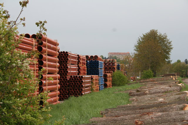 Noch prägen die bunten Rehau-Rohre das Neulengbacher Stadtgebiet, doch das wird sich bald ändern.