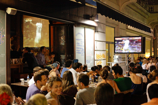 Für den Sieger wartet ein VIP-Tisch beim Public Viewing im Billabong. Und zwar für ein Spiel der Wahl.