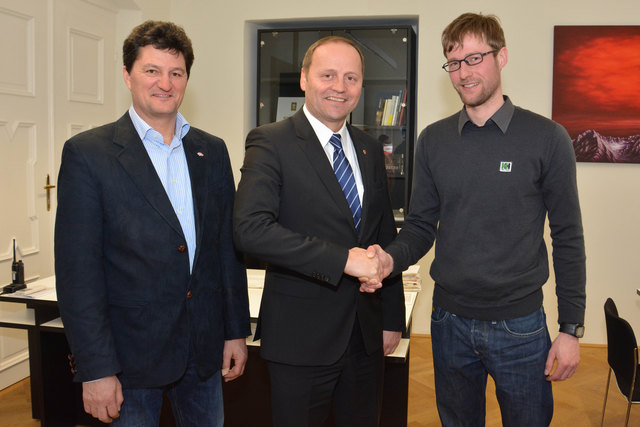 Einen guten Start wünschen LHStv Josef Geisler (mi.) und Sport-Abteilungsvorstand Reinhard Eberl (li.) dem neuen Sportkoordinator Benjamin Lachmann (re.). | Foto: Land Tirol/Steiner