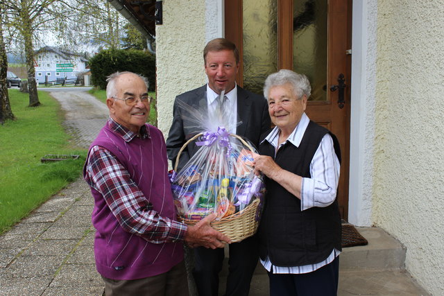 Josefine und Mathias Harrer mit Ortschef Franz Doppler (Mitte). | Foto: Gemeinde Mariapfarr