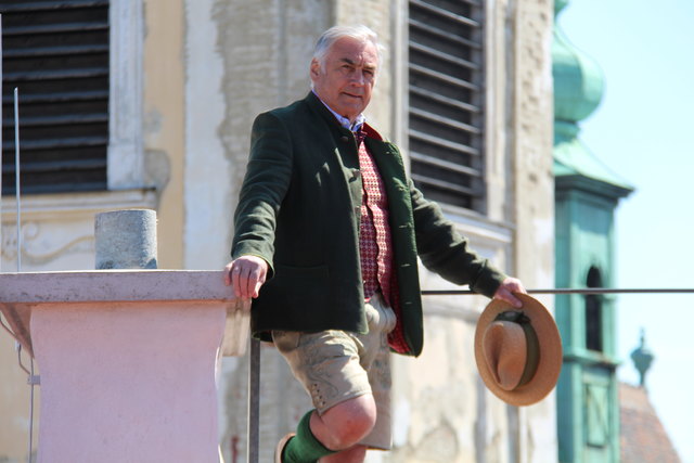 Bertl Göttl moderiert über den Dächern von Wien. | Foto: Degn Film