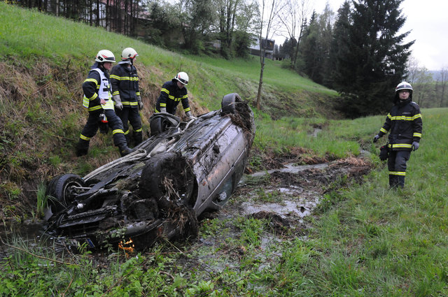 Der Lenker konnte sich selbst aus dem Unfallauto befreien, die FF Kramsach zog den Wagen anschließend aus dem Bach. | Foto: ZOOM-Tirol