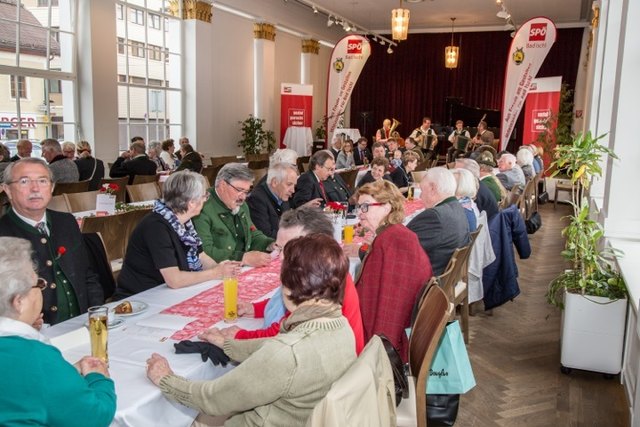 Zur Feier der Ischler SPÖ anlässlich des 1. Mais kamen viele Besucher und Ehrengäste. | Foto: Lenzenweger