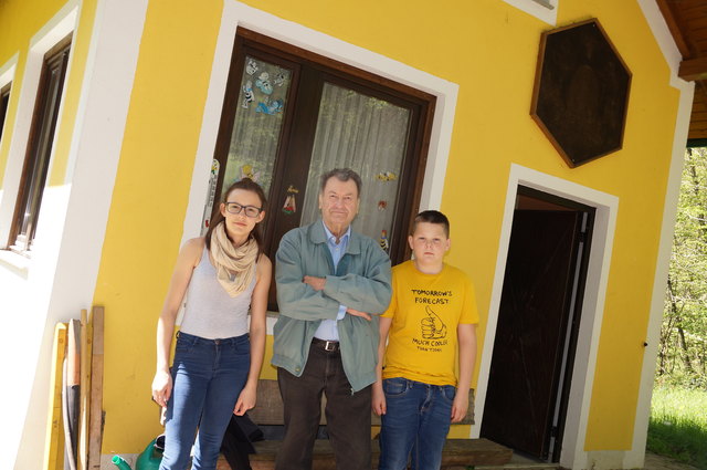 Die Jungimker Fabienne Kramer und Paul Zemlizka mit Bezirksobmann Alois Brandstetter (Mitte) vor dem Bienenhaus in Blindenmarkt.