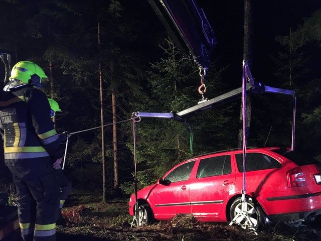 Ein Auto musste in der Nacht in Wald bei Stainz geborgen werden. | Foto: FF Stainz