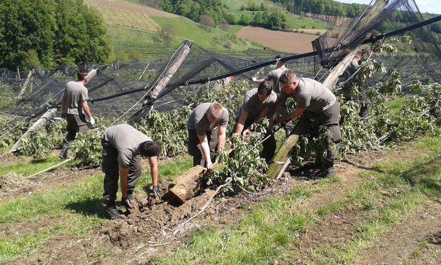 Die Soldaten bei den Aufräumarbeiten in Riegersburg. | Foto: KK