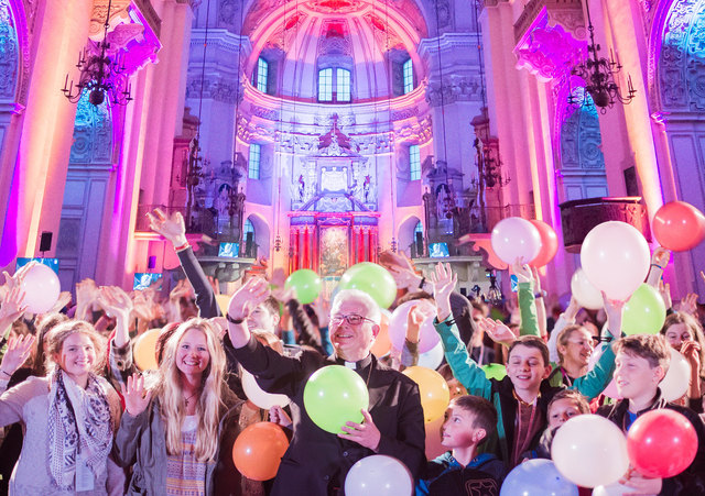 Erzbischof Franz Lackner mit Jugendlichen beim „Fest der Jugend 2015“ | Foto: Loretto