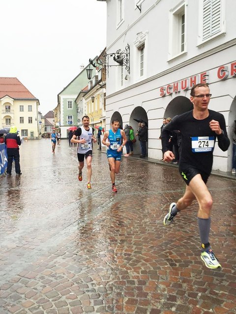 UNIQA Sonnenlauf Halbmarathon bei km 10,5: Michael Wadl (274) vor Christian Eberdorfer (40) und Christian Müller (281) Foto: LC Altis Krappfeld