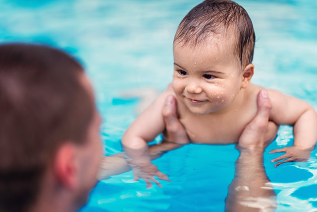 Babyschwimmen stärkt die Bindung zwischen Eltern und Kind. | Foto: Microgen - Fotolia.com