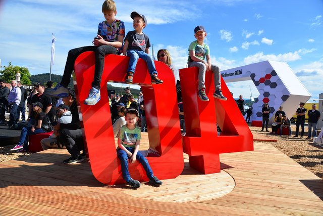 Platz zum chillen, sitzen, plaudern fu?r Jung und Alt am neuen VW Stand. | Foto: Franz Habich