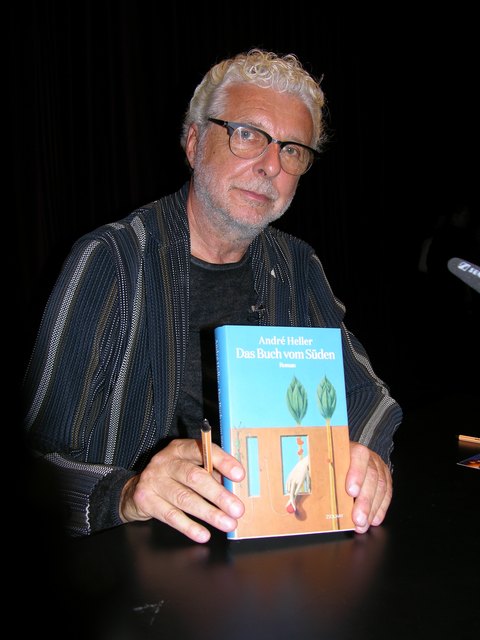 André Heller ist stolz auf sein Buch.