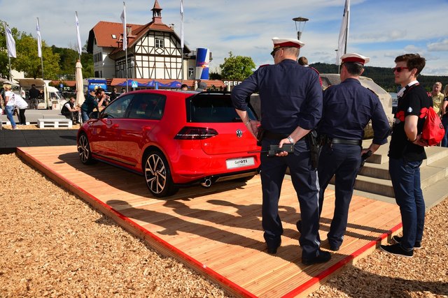 Auch die Executive, die gemeinsam mit Sicherheitspersonal, dem Samariterbund, der Feuerwehr, dem O?WD und anderen Einsatzkra?ften vor Ort ist, erwartet ein ruhiges Treffen und nutzte die Zeit am ersten Tag, um die neuen Modelle am VW Stand anzuschauen. | Foto: Franz Habich