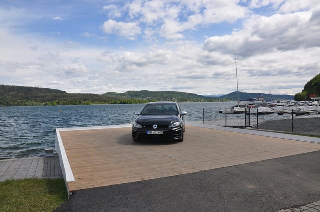 Der neue Foto- und Pra?sentationspoint in Reifnitz steht zum Teil auf dem Wo?rthersee. Die Kulisse ist einfach perfekt, um mit dem eigenen Auto aufzufahren, ein Foto und Selfie zu machen, und diese in die Welt zu senden. | Foto: Gemeinde Reifnitz