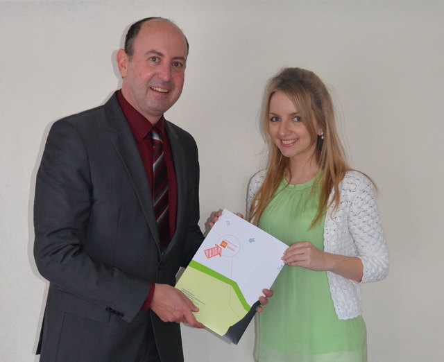 VMÖ Vorstand Robert Sobotka gratuliert Gewinnerin Sandra Manzinger | Foto: VMÖ