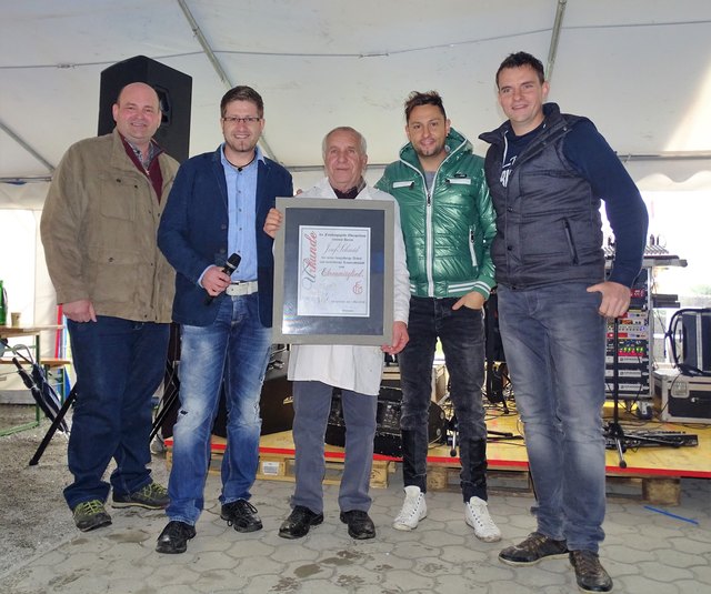 FGO-Neo-Ehrenmitglied Josef Schmid, flankiert von Obm. Andreas Praxmarer (2.v.l.), Vizebgm. Thomas Zangerl (li.), Schriftf. Roland Hornegger (2.v.r.) und Obm.Stv. Mario Larl. | Foto: FGO