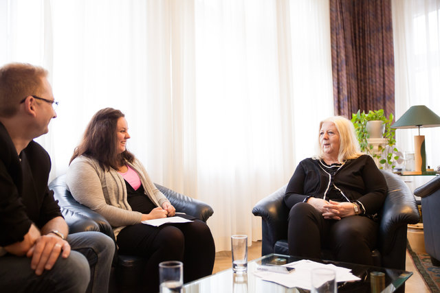 Die Bezirkschefin mit der stellvertretenden Chefredakteurin Agnes Preusser und dem leitenden Redakteur Karl Pufler. | Foto: Cornelia Gillmann