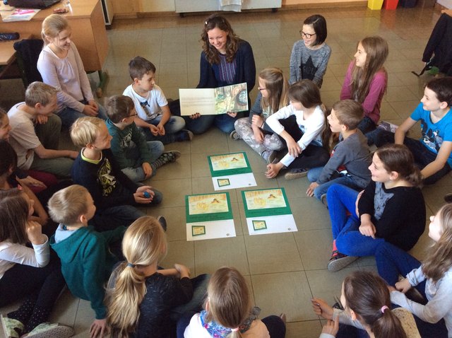 Die Kinder lauschten interessiert der spannenden Geschichte von Autorin Heike Salzwimmer.