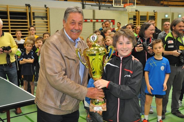 Nachwuchshoffnung Florian Voves mit dem verdienten Meisterpokal. | Foto: KK