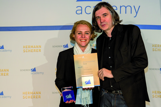 Top-Speaker Hermann Scherrer gratuliert Wieser-Weber zum Award