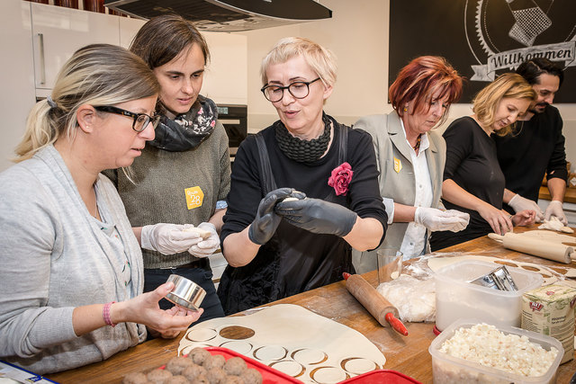 Gemeinsames Pierogi-Kochen: Polnische Kultur zum Kneten, Formen und Aufessen. | Foto: Sascha Osaka