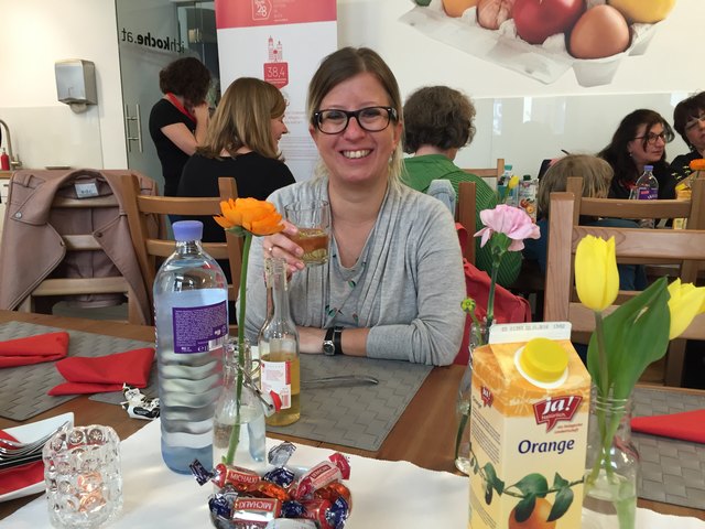 bz-Leserin Ulrike Ralis wartet darauf, dass ihre Pierogi fertig werden.