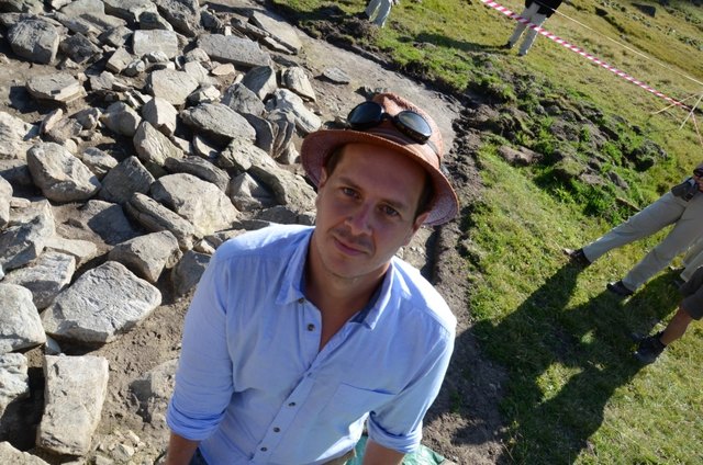 Dr. Thomas Reitmaier bei einer teilweise freigelegten Grundmauer einer prähistorischen Alphütte im Fimbertal - 2011 | Foto: Privat