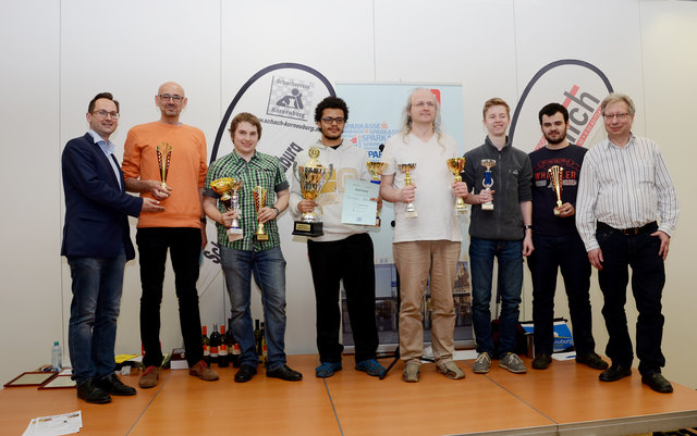Siegerbild Korneuburg Open Schachturnier - von links: Stadtrat Andreas Minnich, Lothar Handrich, Christian Schmidrathner, Thomas Bauer, Peter Hofbauer, Lukas Schwab, Stefan Pribitzer und Kurt Broneder